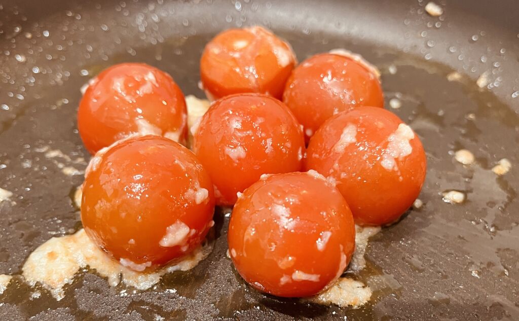 フレッシュなおつまみ🍅ニンニクミニトマト炒め