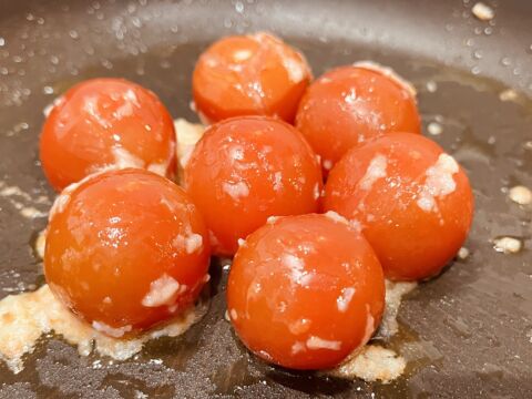 フレッシュなおつまみ🍅ニンニクミニトマト炒め